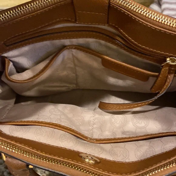 Michael Kors satchel. Luggage color - Picture 8 of 15